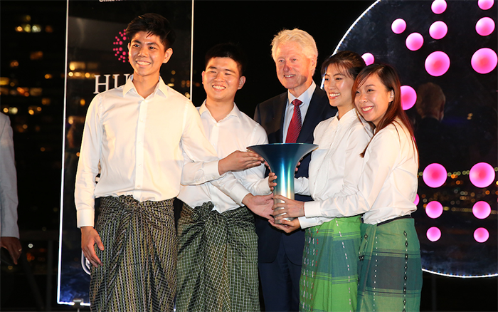 UCL Students who founded Sunrice collect the Hult Prize from former US President Bill Clinton.