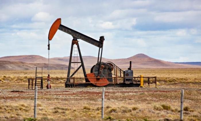 Small oil derrick, Tierra del Fuego, Paragonia, Argentina